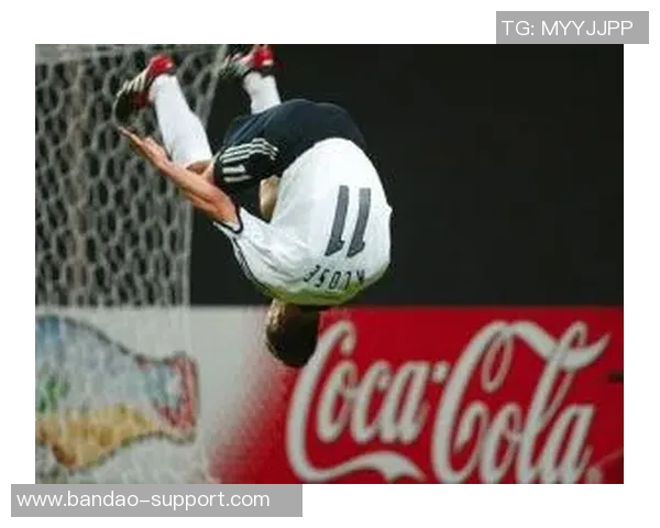 空翻足球运动员的惊艳瞬间与技术解析探秘 空翻足球运动员的惊艳瞬间与技术解析探秘