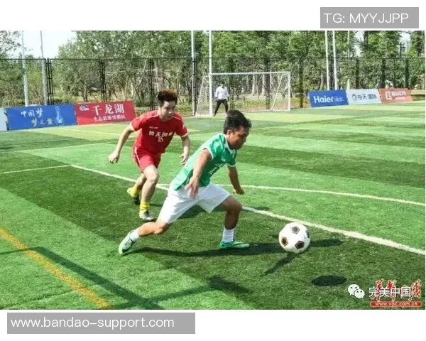 绚丽多彩的足球艺术作品展现运动之美与激情的完美结合