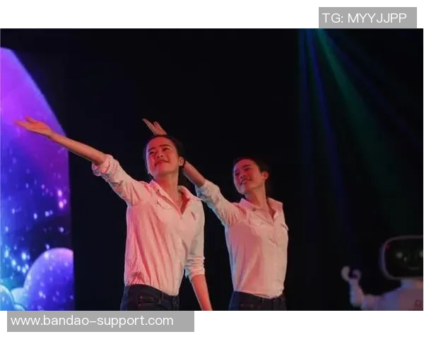 足球场上的奇葩舞蹈大赛让你笑到停不下来的视频合集 足球场上的奇葩舞蹈大赛让你笑到停不下来的视频合集